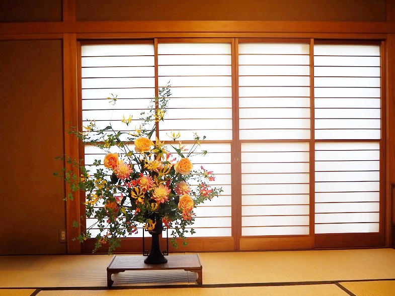 秋の花材を使った生け花