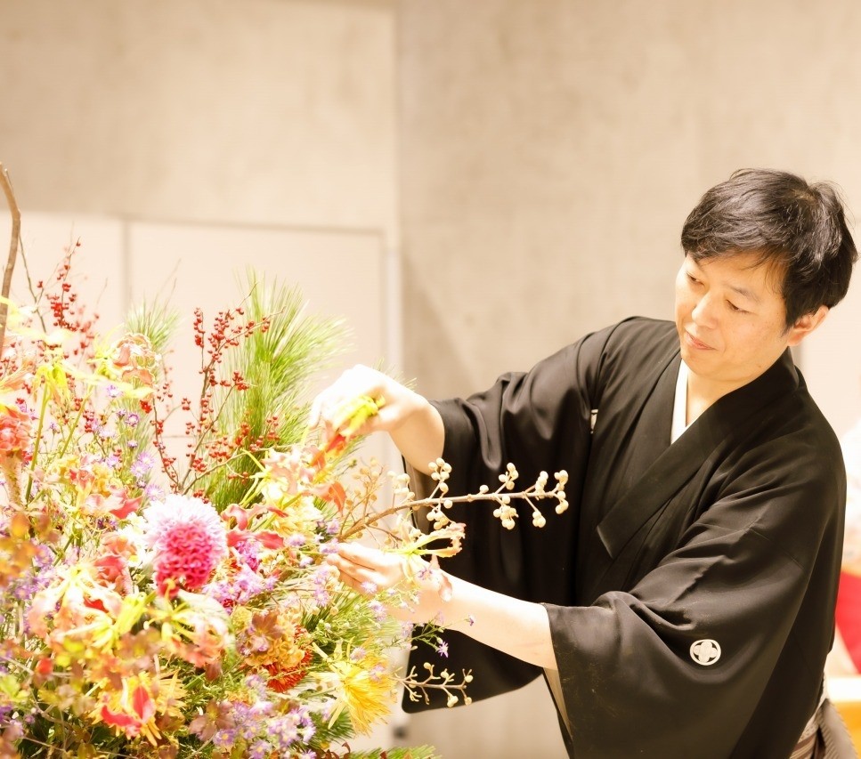 花を生ける家元 宮本理城