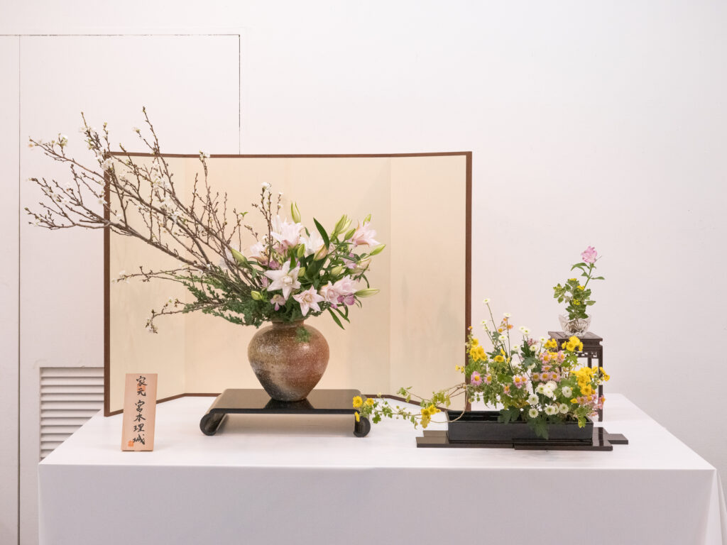 家元 宮本理城による生け花作品